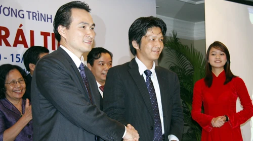 Ông Nakajima Kazuo (bên phải) ký kết chuyển nhượng quyền dịch với ông Chi Bảo - đại diện chi hội từ thiện Hiểu về trái tim - Ảnh: L.Điền