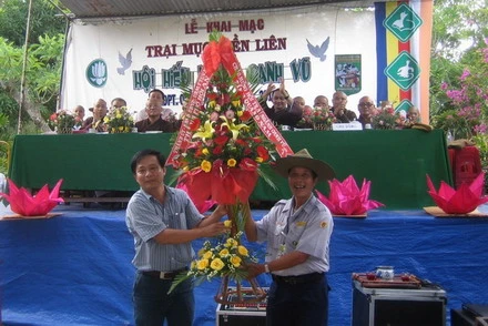 lang hoa chuc mung cua UBND thanh pho Hoi An_resize.jpg