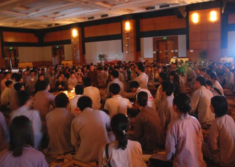 Thông thường sau mỗi khóa tu, nhà chùa sẽ tổ chức thiền trà để các bạn trẻ có dịp được lắng lại, được chia sẻ cảm nhận và được nghe các sư thầy hàn huyên. Chuẩn bị cho buổi thiền trà khá đơn giản, đa số sử dụng những thứ thân thiện với môi trường. Trước khi lấy lá để nhận bánh và trà, mọi người phải cúi lạy để cảm ơn vạn vật, cảm ơn những người đã chuẩn bị cho buổi thiền trà. Sau khi khất thực bánh và trà, các bạn trẻ sẽ đi theo hàng vào thiền đường. Mọi người đều bước đi trong im lặng, không nghĩ đến quá khứ, không lo lắng về tương lai, cảm nhận rõ lòng bàn chân chạm đất. Vào thiền đường, mỗi người chọn cho mình một chỗ thích hợp. Ai vào trước ngồi vòng trong, hết vòng trong rồi đến vòng ngoài. Ngồi xuống, bạn trẻ tiếp tục theo dõi hơi thở, thư giãn toàn thân. Khi tất cả đã ngồi vào chỗ, trà chủ sẽ thỉnh lên ba tiếng chuông, mọi người im lặng theo dõi hơi thở quay về với chính mình. Sau đó, trà chủ mời tất cả mọi người nâng ly trà lên bằng hai tay, rồi cùng hướng về nguồn gốc của chén trà.