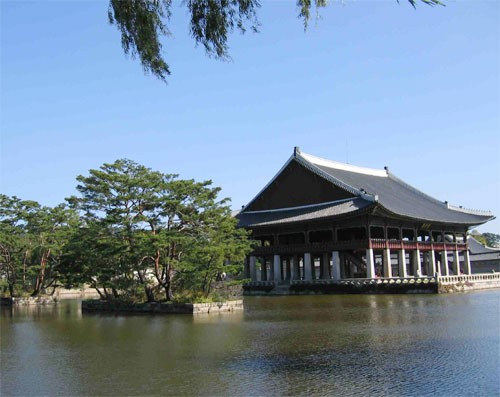 Tại Seoul: Cung điện Gyeongbok xây dựng dưới triều Chosun. Công viên giải trí Eveland rực rỡ và vui nhộn. Nhà Xanh (Blue House), dinh thự của Tổng thống Hàn Quốc. Làng dân tộc Namsan Hanok. Ăn uống và mua sắm tại chợ Dongdaemun sầm uất. Tại đảo Jeju: Những bức tượng đá có mặt khắp nơi trên đảo Jeju để chào đón du khách. Jeju một ngày mưa. Biểu tượng của hòn đảo thiên đường: Mỏm đá đầu rồng. Ngọn núi lửa Seongsan Sunrise giờ đã ngủ yên. Thác nước Cheonjiyeon nép mình giữa núi rừng hoang sơ. Seoul - Jeju quyến rũ mùa thu