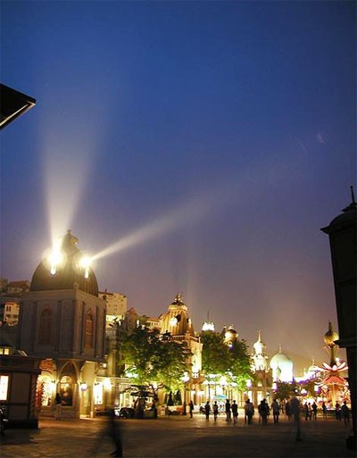 Tại Seoul: Cung điện Gyeongbok xây dựng dưới triều Chosun. Công viên giải trí Eveland rực rỡ và vui nhộn. Nhà Xanh (Blue House), dinh thự của Tổng thống Hàn Quốc. Làng dân tộc Namsan Hanok. Ăn uống và mua sắm tại chợ Dongdaemun sầm uất. Tại đảo Jeju: Những bức tượng đá có mặt khắp nơi trên đảo Jeju để chào đón du khách. Jeju một ngày mưa. Biểu tượng của hòn đảo thiên đường: Mỏm đá đầu rồng. Ngọn núi lửa Seongsan Sunrise giờ đã ngủ yên. Thác nước Cheonjiyeon nép mình giữa núi rừng hoang sơ. Seoul - Jeju quyến rũ mùa thu