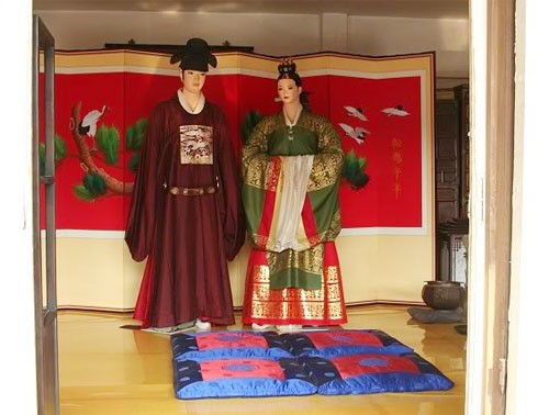 Tại Seoul: Cung điện Gyeongbok xây dựng dưới triều Chosun. Công viên giải trí Eveland rực rỡ và vui nhộn. Nhà Xanh (Blue House), dinh thự của Tổng thống Hàn Quốc. Làng dân tộc Namsan Hanok. Ăn uống và mua sắm tại chợ Dongdaemun sầm uất. Tại đảo Jeju: Những bức tượng đá có mặt khắp nơi trên đảo Jeju để chào đón du khách. Jeju một ngày mưa. Biểu tượng của hòn đảo thiên đường: Mỏm đá đầu rồng. Ngọn núi lửa Seongsan Sunrise giờ đã ngủ yên. Thác nước Cheonjiyeon nép mình giữa núi rừng hoang sơ. Seoul - Jeju quyến rũ mùa thu