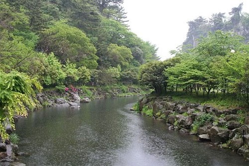 Tại Seoul: Cung điện Gyeongbok xây dựng dưới triều Chosun. Công viên giải trí Eveland rực rỡ và vui nhộn. Nhà Xanh (Blue House), dinh thự của Tổng thống Hàn Quốc. Làng dân tộc Namsan Hanok. Ăn uống và mua sắm tại chợ Dongdaemun sầm uất. Tại đảo Jeju: Những bức tượng đá có mặt khắp nơi trên đảo Jeju để chào đón du khách. Jeju một ngày mưa. Biểu tượng của hòn đảo thiên đường: Mỏm đá đầu rồng. Ngọn núi lửa Seongsan Sunrise giờ đã ngủ yên. Thác nước Cheonjiyeon nép mình giữa núi rừng hoang sơ. Seoul - Jeju quyến rũ mùa thu