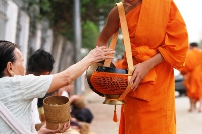 Thoáng bóng cà sa Luang Prabang