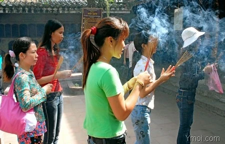 Hôm nay lễ Thất tịch, nuờm nượp đến chùa cầu tình duyên ảnh 3 Hôm nay lễ Thất tịch, nuờm nượp đến chùa cầu tình duyên ảnh 3