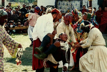 Cảnh diễn lại một điển tích cổ của Bhutan, đấu tranh giữa cái thiện và cái ác