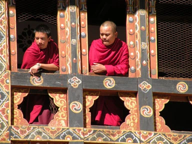 Các nhà sư Bhutan nhìn từ một ngôi chùa