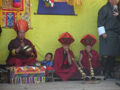 Các nhà sư Bhutan nhìn từ một ngôi chùa