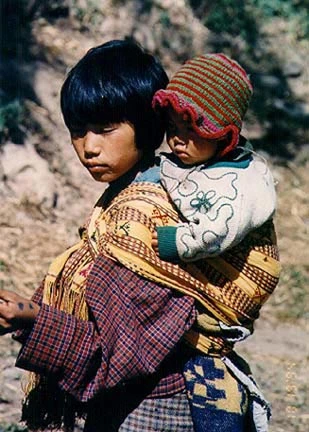 Hai đứa trẻ Bhutan trong chiếc váy truyền thống