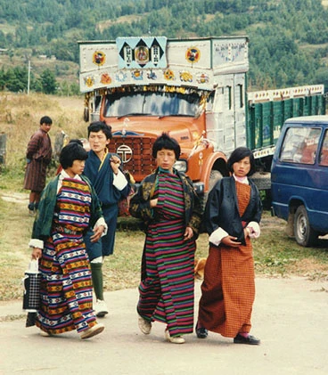 Các thiếu nữ Bhutan trong điệu múa truyền thống
