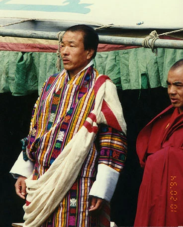 Một người đàn ông Bhutan trong chiếc váy gho truyền thống