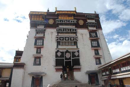 Bên khung cửa đền Jokhang