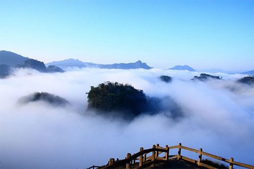 1. Hoàng Sơn là dãy núi phía nam tỉnh An Hui, miền Đông Trung Quốc. Từng xuất hiện nhiều trong các bức họa cũng như văn học, Hoàng Sơn có thắng cảnh đẹp tuyệt diệu, là nơi lý tưởng ngắm mặt trời mọc. Du khách có thể dễ dàng tới thăm Di sản thiên nhiên thế giới này bằng đường xe lửa và hàng không từ Thượng Hải, Hàng Châu và Vu Hồ. Một núi đá của Hoàng Sơn. Cây thông xanh tốt quanh năm. 2. Núi Vũ Di (tỉnh Phúc Kiến) trải rộng trên diện tích 60 m2, được UNESCO công nhận Di sản văn hóa và thiên nhiên thế giới năm 1999. Đây là nơi có khu bảo tồn đa dạng sinh học lớn nhất vùng đông nam Trung Quốc. Vũ Di là quê hương của nhiều loại trà quý hiếm như Đại Hồng bảo trà và Hồng trà. Vũ Di trong mây. Để tới núi Vũ Di, du khách phải đi thuyền trên sông Cửu Long, thăm động Loa văn thiên không có nơi chỉ rộng 30 cm. 3. Núi Tam Thanh nằm cách Ngọc Sơn, tỉnh Giang Tây 80 km về phía bắc, do ba ngọn Ngọc Tỉnh, Ngư Thủy và Vũ Hoa tạo thành. Tam Thanh được công nhân là Di sản thế giới năm 2008. Nơi đây rộng 2.200 km2, được coi là công viên quốc gia Trung Hoa, với hơn 1.000 loài thực vật và 800 ngoài động vật 4. Núi Thương Nham nổi tiếng vì vừa có núi rừng hùng vĩ, vừa có những công trình kiến trúc nhân tạo mang tính lịch sử. Núi cách thủ phủ Thạch Gia Trang của tỉnh Hà Bắc 50 km về phía tây nam, gần tỉnh Thiểm Tây. Thương Nham là một phần của Thái Hành Sơn, với đỉnh cao 1.000 m. Các công trình nhân tạo càng tôn thêm giá trị của Thương Nham. 5. Võ Đang chỉ là một ngọn núi nhỏ ở phía tây nam tỉnh Hà Bắc, nhưng lại là trung tâm Đạo giáo Trung Hoa trong nhiều thế kỷ. Những ngôi miếu của Đạo giáo trên núi Võ Đang. Những ngọn núi kỳ vĩ nhất Trung Hoa