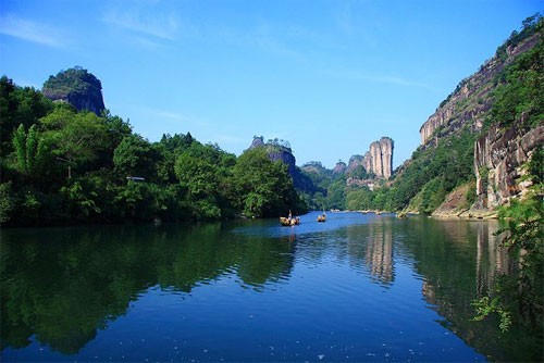1. Hoàng Sơn là dãy núi phía nam tỉnh An Hui, miền Đông Trung Quốc. Từng xuất hiện nhiều trong các bức họa cũng như văn học, Hoàng Sơn có thắng cảnh đẹp tuyệt diệu, là nơi lý tưởng ngắm mặt trời mọc. Du khách có thể dễ dàng tới thăm Di sản thiên nhiên thế giới này bằng đường xe lửa và hàng không từ Thượng Hải, Hàng Châu và Vu Hồ. Một núi đá của Hoàng Sơn. Cây thông xanh tốt quanh năm. 2. Núi Vũ Di (tỉnh Phúc Kiến) trải rộng trên diện tích 60 m2, được UNESCO công nhận Di sản văn hóa và thiên nhiên thế giới năm 1999. Đây là nơi có khu bảo tồn đa dạng sinh học lớn nhất vùng đông nam Trung Quốc. Vũ Di là quê hương của nhiều loại trà quý hiếm như Đại Hồng bảo trà và Hồng trà. Vũ Di trong mây. Để tới núi Vũ Di, du khách phải đi thuyền trên sông Cửu Long, thăm động Loa văn thiên không có nơi chỉ rộng 30 cm. 3. Núi Tam Thanh nằm cách Ngọc Sơn, tỉnh Giang Tây 80 km về phía bắc, do ba ngọn Ngọc Tỉnh, Ngư Thủy và Vũ Hoa tạo thành. Tam Thanh được công nhân là Di sản thế giới năm 2008. Nơi đây rộng 2.200 km2, được coi là công viên quốc gia Trung Hoa, với hơn 1.000 loài thực vật và 800 ngoài động vật 4. Núi Thương Nham nổi tiếng vì vừa có núi rừng hùng vĩ, vừa có những công trình kiến trúc nhân tạo mang tính lịch sử. Núi cách thủ phủ Thạch Gia Trang của tỉnh Hà Bắc 50 km về phía tây nam, gần tỉnh Thiểm Tây. Thương Nham là một phần của Thái Hành Sơn, với đỉnh cao 1.000 m. Các công trình nhân tạo càng tôn thêm giá trị của Thương Nham. 5. Võ Đang chỉ là một ngọn núi nhỏ ở phía tây nam tỉnh Hà Bắc, nhưng lại là trung tâm Đạo giáo Trung Hoa trong nhiều thế kỷ. Những ngôi miếu của Đạo giáo trên núi Võ Đang. Những ngọn núi kỳ vĩ nhất Trung Hoa