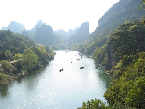 1. Hoàng Sơn là dãy núi phía nam tỉnh An Hui, miền Đông Trung Quốc. Từng xuất hiện nhiều trong các bức họa cũng như văn học, Hoàng Sơn có thắng cảnh đẹp tuyệt diệu, là nơi lý tưởng ngắm mặt trời mọc. Du khách có thể dễ dàng tới thăm Di sản thiên nhiên thế giới này bằng đường xe lửa và hàng không từ Thượng Hải, Hàng Châu và Vu Hồ. Một núi đá của Hoàng Sơn. Cây thông xanh tốt quanh năm. 2. Núi Vũ Di (tỉnh Phúc Kiến) trải rộng trên diện tích 60 m2, được UNESCO công nhận Di sản văn hóa và thiên nhiên thế giới năm 1999. Đây là nơi có khu bảo tồn đa dạng sinh học lớn nhất vùng đông nam Trung Quốc. Vũ Di là quê hương của nhiều loại trà quý hiếm như Đại Hồng bảo trà và Hồng trà. Vũ Di trong mây. Để tới núi Vũ Di, du khách phải đi thuyền trên sông Cửu Long, thăm động Loa văn thiên không có nơi chỉ rộng 30 cm. 3. Núi Tam Thanh nằm cách Ngọc Sơn, tỉnh Giang Tây 80 km về phía bắc, do ba ngọn Ngọc Tỉnh, Ngư Thủy và Vũ Hoa tạo thành. Tam Thanh được công nhân là Di sản thế giới năm 2008. Nơi đây rộng 2.200 km2, được coi là công viên quốc gia Trung Hoa, với hơn 1.000 loài thực vật và 800 ngoài động vật 4. Núi Thương Nham nổi tiếng vì vừa có núi rừng hùng vĩ, vừa có những công trình kiến trúc nhân tạo mang tính lịch sử. Núi cách thủ phủ Thạch Gia Trang của tỉnh Hà Bắc 50 km về phía tây nam, gần tỉnh Thiểm Tây. Thương Nham là một phần của Thái Hành Sơn, với đỉnh cao 1.000 m. Các công trình nhân tạo càng tôn thêm giá trị của Thương Nham. 5. Võ Đang chỉ là một ngọn núi nhỏ ở phía tây nam tỉnh Hà Bắc, nhưng lại là trung tâm Đạo giáo Trung Hoa trong nhiều thế kỷ. Những ngôi miếu của Đạo giáo trên núi Võ Đang. Những ngọn núi kỳ vĩ nhất Trung Hoa