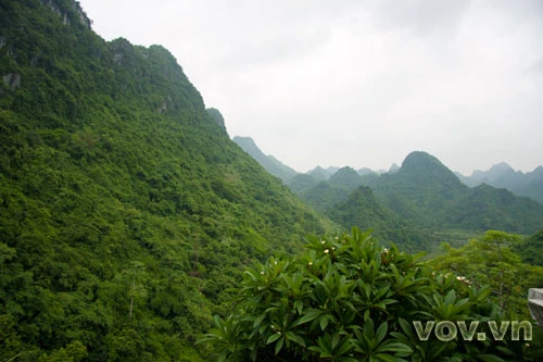 Những ngọn núi xa xăm, nối tiếp nhau đến cuối chân trời