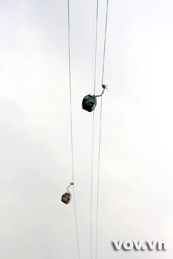Cáp treo lên xuống thưa thớt vì vắng khách