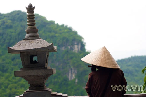 Một nhà sư thổi sáo tiêu sầu trước núi non Hương Tích