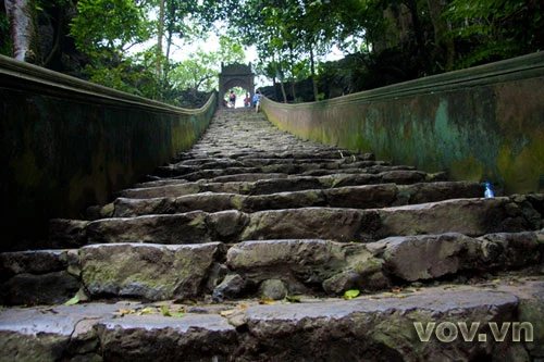 Bậc thang đến động Hương Tích
