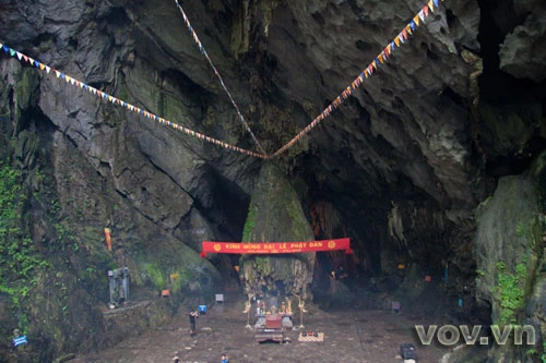 Cửa động Hương Tích lưa thưa người