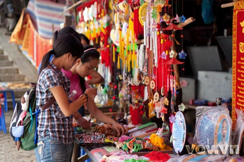 Thong thả mua đồ lưu niệm