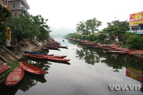 Hàng nghìn chiếc thuyền đậu ở bến Yến chờ ngày trẩy hội