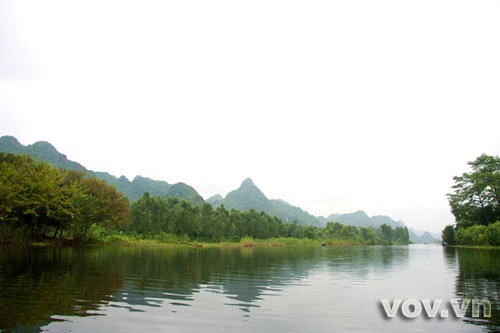 Suối Yến vắng ngắt thuyền đò đi lại