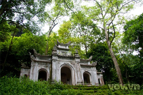 Nhà bia Thiên Trù yên ắng giữa bạt ngàn cây cối xanh tươi