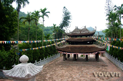 Sân và tam quan chùa Thiên Trù