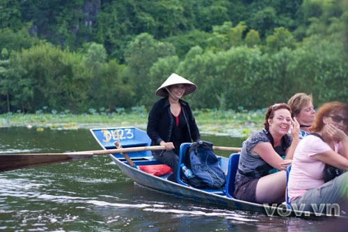 Nụ cười của một lái đò may mắn vì chở đoàn khách Tây