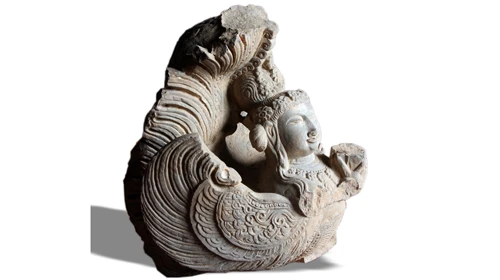 Tượng tiên nữ đầu người mình chim (Kinnari) - hiện vật chùa Phật Tích, 1057, đá sa thạch - Ảnh: Ban Mỹ thuật cổ - Viện Mỹ thuật VN