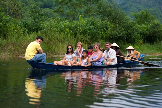 Du khách có thể vừa đi đò vừa ngắm hoa trên dòng suối.