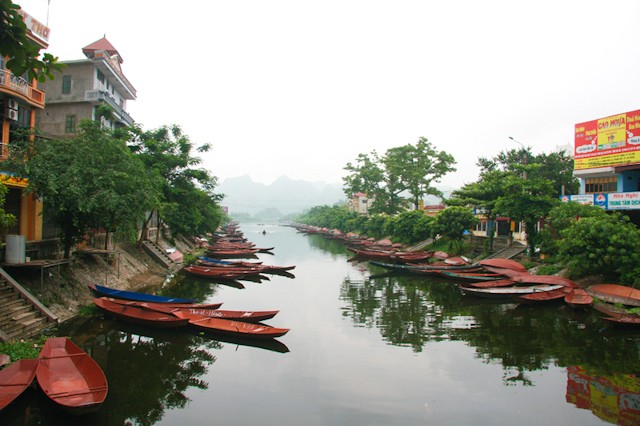 Thăm “Nam thiên đệ nhất động” ảnh 1 Vào mùa không lễ hội, bến Yến có hàng nghìn con đò tập kết - Ảnh: Tiến Thành