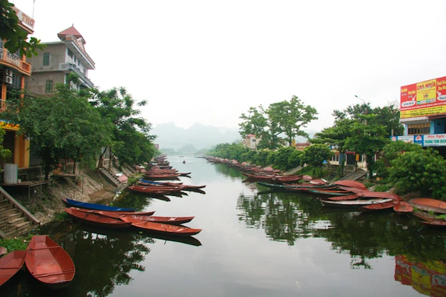 Vào mùa không lễ hội, bến Yến có hàng nghìn con đò tập kết - Ảnh: Tiến Thành