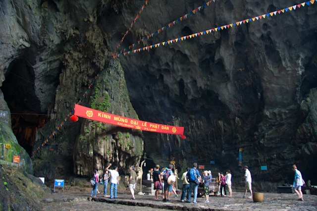 Động Hương Tích với đụn gạo ở chính giữa cửa động - Ảnh: Tiến Thành