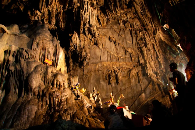 Nhũ đá hình thù kỳ lạ trong động như núi cô, núi cậu, cây vàng…  - Ảnh: Tiến Thành