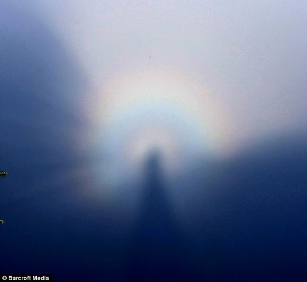 Xuất hiện hình Đức Phật có vầng hào quang trên núi ảnh 1 A ’Buddha Halo’ appears after rain on Huang Mountain in Huangshan, Anhui province of China Read more: http://www.dailymail.co.uk/news/worldnews/article-1304709/Holy-rainbow-Rare-Buddhas-Halo-appears-mountain-China.html#ixzz0xEedNnU8