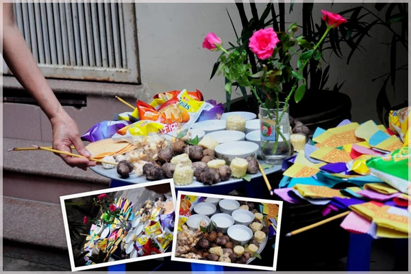 Mâm cúng chúng sinh truyền thống ở một gia đình Hà Nội, mâm cúng đầy ắp cháo hoa, bỏng ngô, ngô khoai, những bộ mã chúng sinh nhỏ nhiều màu sắc. Sau lễ cúng các gia đình thường hóa vàng, rẩy muối gạo và phát lộc cho trẻ em trong ngõ.