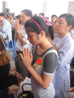 Lễ Vu lan, giới trẻ lên chùa 'nhìn' lại mình ảnh 2 Thành tâm cầu nguyện cho cha mẹ