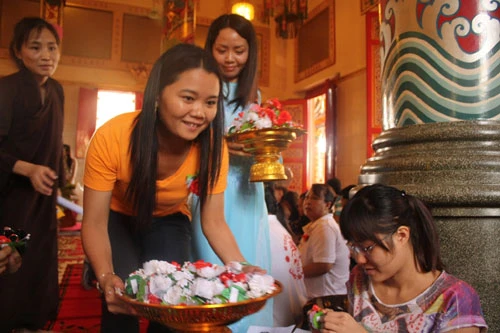 Lễ cài hoa hồng trên ngực áo