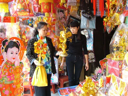 Người dân mua sắm đồ lễ tại phố Hàng Mã. Ảnh: Đàm Duy