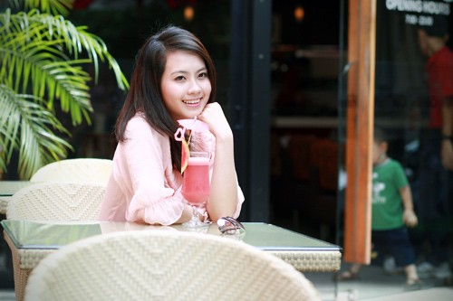 Một Huyền Trang chững chạc, đằm thắm Hot teen lên chùa ngày Vu lan báo hiếu