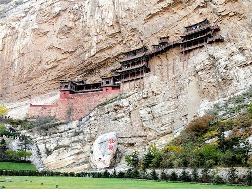Thái Sơn là ngọn núi giàu tính lịch sử và văn hóa, nằm ở thành phố Thái An, tỉnh Sơn Đông. Đỉnh núi cao nhất là Ngọc Hoàng Sơn (hơn 1.500m). Trong hình là những bậc thang tự nhiên, được mệnh danh là "cây cầu bất tử". Thư pháp trên đá. Thái Sơn là một trong "Ngũ Nhạc" - 5 ngọn núi thiêng ở Trung Quốc. Những đền chùa trên sườn núi đã được xây dựng cách đây 3.000 năm. Hoa Sơn ở tỉnh Thiểm Tây, cách thành phố Tây An 100 km và cũng là một thành viên của "Ngũ Nhạc". Hoa Sơn có 5 đỉnh núi. Đỉnh cao nhất nằm ở phía nam (2.160 m) và đỉnh thấp nhất phía bắc (1.613 m). Trong hình là bậc thang dốc đứng dẫn lên đỉnh núi. Vách đá cheo leo, sừng sững. Hằng Sơn ở tỉnh Sơn Tây, cũng thuộc "Ngũ Nhạc". Ngọn núi này thường được gọi là Bắc Hằng Sơn, vì ở tỉnh Hồ Nam có Nam Hằng Sơn. Những đền thờ của Đạo giáo dọc theo triền núi. Nga My ở tỉnh Tứ Xuyên, cao hơn 3.000 m, là một trong tứ đại Phật giáo danh sơn của Trung Quốc. Không gì kỳ vĩ hơn cảnh bình minh chuyển từ màu tía sang hồng trong biển mây nhìn từ Kim Đỉnh. Trên một biển trời mây. Cửu hoa sơn cũng thuộc tứ đại Phật giáo danh sơn Trung Hoa, nằm ở tỉnh An Huy. . Nơi đây nổi tiếng với rừng cây xanh mướt và đền đài cổ kính, chủ yếu thờ Địa Tạng vương. Du khách bốn phương thường tới đây để lên Đại Thiên Đài - đỉnh núi thiêng nhất của Cửu Hoa Sơn Những ngọn núi kỳ vĩ nhất Trung Hoa (P2)
