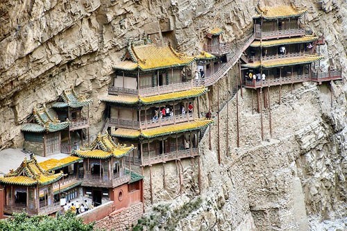Thái Sơn là ngọn núi giàu tính lịch sử và văn hóa, nằm ở thành phố Thái An, tỉnh Sơn Đông. Đỉnh núi cao nhất là Ngọc Hoàng Sơn (hơn 1.500m). Trong hình là những bậc thang tự nhiên, được mệnh danh là "cây cầu bất tử". Thư pháp trên đá. Thái Sơn là một trong "Ngũ Nhạc" - 5 ngọn núi thiêng ở Trung Quốc. Những đền chùa trên sườn núi đã được xây dựng cách đây 3.000 năm. Hoa Sơn ở tỉnh Thiểm Tây, cách thành phố Tây An 100 km và cũng là một thành viên của "Ngũ Nhạc". Hoa Sơn có 5 đỉnh núi. Đỉnh cao nhất nằm ở phía nam (2.160 m) và đỉnh thấp nhất phía bắc (1.613 m). Trong hình là bậc thang dốc đứng dẫn lên đỉnh núi. Vách đá cheo leo, sừng sững. Hằng Sơn ở tỉnh Sơn Tây, cũng thuộc "Ngũ Nhạc". Ngọn núi này thường được gọi là Bắc Hằng Sơn, vì ở tỉnh Hồ Nam có Nam Hằng Sơn. Những đền thờ của Đạo giáo dọc theo triền núi. Nga My ở tỉnh Tứ Xuyên, cao hơn 3.000 m, là một trong tứ đại Phật giáo danh sơn của Trung Quốc. Không gì kỳ vĩ hơn cảnh bình minh chuyển từ màu tía sang hồng trong biển mây nhìn từ Kim Đỉnh. Trên một biển trời mây. Cửu hoa sơn cũng thuộc tứ đại Phật giáo danh sơn Trung Hoa, nằm ở tỉnh An Huy. . Nơi đây nổi tiếng với rừng cây xanh mướt và đền đài cổ kính, chủ yếu thờ Địa Tạng vương. Du khách bốn phương thường tới đây để lên Đại Thiên Đài - đỉnh núi thiêng nhất của Cửu Hoa Sơn Những ngọn núi kỳ vĩ nhất Trung Hoa (P2)