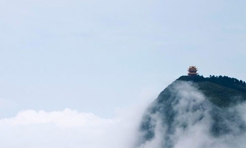 Thái Sơn là ngọn núi giàu tính lịch sử và văn hóa, nằm ở thành phố Thái An, tỉnh Sơn Đông. Đỉnh núi cao nhất là Ngọc Hoàng Sơn (hơn 1.500m). Trong hình là những bậc thang tự nhiên, được mệnh danh là "cây cầu bất tử". Thư pháp trên đá. Thái Sơn là một trong "Ngũ Nhạc" - 5 ngọn núi thiêng ở Trung Quốc. Những đền chùa trên sườn núi đã được xây dựng cách đây 3.000 năm. Hoa Sơn ở tỉnh Thiểm Tây, cách thành phố Tây An 100 km và cũng là một thành viên của "Ngũ Nhạc". Hoa Sơn có 5 đỉnh núi. Đỉnh cao nhất nằm ở phía nam (2.160 m) và đỉnh thấp nhất phía bắc (1.613 m). Trong hình là bậc thang dốc đứng dẫn lên đỉnh núi. Vách đá cheo leo, sừng sững. Hằng Sơn ở tỉnh Sơn Tây, cũng thuộc "Ngũ Nhạc". Ngọn núi này thường được gọi là Bắc Hằng Sơn, vì ở tỉnh Hồ Nam có Nam Hằng Sơn. Những đền thờ của Đạo giáo dọc theo triền núi. Nga My ở tỉnh Tứ Xuyên, cao hơn 3.000 m, là một trong tứ đại Phật giáo danh sơn của Trung Quốc. Không gì kỳ vĩ hơn cảnh bình minh chuyển từ màu tía sang hồng trong biển mây nhìn từ Kim Đỉnh. Trên một biển trời mây. Cửu hoa sơn cũng thuộc tứ đại Phật giáo danh sơn Trung Hoa, nằm ở tỉnh An Huy. . Nơi đây nổi tiếng với rừng cây xanh mướt và đền đài cổ kính, chủ yếu thờ Địa Tạng vương. Du khách bốn phương thường tới đây để lên Đại Thiên Đài - đỉnh núi thiêng nhất của Cửu Hoa Sơn Những ngọn núi kỳ vĩ nhất Trung Hoa (P2)
