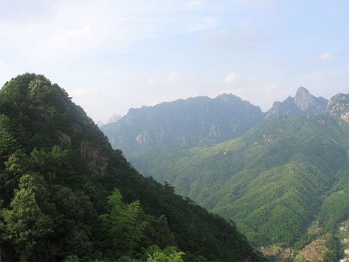 Thái Sơn là ngọn núi giàu tính lịch sử và văn hóa, nằm ở thành phố Thái An, tỉnh Sơn Đông. Đỉnh núi cao nhất là Ngọc Hoàng Sơn (hơn 1.500m). Trong hình là những bậc thang tự nhiên, được mệnh danh là "cây cầu bất tử". Thư pháp trên đá. Thái Sơn là một trong "Ngũ Nhạc" - 5 ngọn núi thiêng ở Trung Quốc. Những đền chùa trên sườn núi đã được xây dựng cách đây 3.000 năm. Hoa Sơn ở tỉnh Thiểm Tây, cách thành phố Tây An 100 km và cũng là một thành viên của "Ngũ Nhạc". Hoa Sơn có 5 đỉnh núi. Đỉnh cao nhất nằm ở phía nam (2.160 m) và đỉnh thấp nhất phía bắc (1.613 m). Trong hình là bậc thang dốc đứng dẫn lên đỉnh núi. Vách đá cheo leo, sừng sững. Hằng Sơn ở tỉnh Sơn Tây, cũng thuộc "Ngũ Nhạc". Ngọn núi này thường được gọi là Bắc Hằng Sơn, vì ở tỉnh Hồ Nam có Nam Hằng Sơn. Những đền thờ của Đạo giáo dọc theo triền núi. Nga My ở tỉnh Tứ Xuyên, cao hơn 3.000 m, là một trong tứ đại Phật giáo danh sơn của Trung Quốc. Không gì kỳ vĩ hơn cảnh bình minh chuyển từ màu tía sang hồng trong biển mây nhìn từ Kim Đỉnh. Trên một biển trời mây. Cửu hoa sơn cũng thuộc tứ đại Phật giáo danh sơn Trung Hoa, nằm ở tỉnh An Huy. . Nơi đây nổi tiếng với rừng cây xanh mướt và đền đài cổ kính, chủ yếu thờ Địa Tạng vương. Du khách bốn phương thường tới đây để lên Đại Thiên Đài - đỉnh núi thiêng nhất của Cửu Hoa Sơn Những ngọn núi kỳ vĩ nhất Trung Hoa (P2)