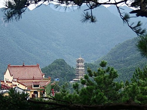 Thái Sơn là ngọn núi giàu tính lịch sử và văn hóa, nằm ở thành phố Thái An, tỉnh Sơn Đông. Đỉnh núi cao nhất là Ngọc Hoàng Sơn (hơn 1.500m). Trong hình là những bậc thang tự nhiên, được mệnh danh là "cây cầu bất tử". Thư pháp trên đá. Thái Sơn là một trong "Ngũ Nhạc" - 5 ngọn núi thiêng ở Trung Quốc. Những đền chùa trên sườn núi đã được xây dựng cách đây 3.000 năm. Hoa Sơn ở tỉnh Thiểm Tây, cách thành phố Tây An 100 km và cũng là một thành viên của "Ngũ Nhạc". Hoa Sơn có 5 đỉnh núi. Đỉnh cao nhất nằm ở phía nam (2.160 m) và đỉnh thấp nhất phía bắc (1.613 m). Trong hình là bậc thang dốc đứng dẫn lên đỉnh núi. Vách đá cheo leo, sừng sững. Hằng Sơn ở tỉnh Sơn Tây, cũng thuộc "Ngũ Nhạc". Ngọn núi này thường được gọi là Bắc Hằng Sơn, vì ở tỉnh Hồ Nam có Nam Hằng Sơn. Những đền thờ của Đạo giáo dọc theo triền núi. Nga My ở tỉnh Tứ Xuyên, cao hơn 3.000 m, là một trong tứ đại Phật giáo danh sơn của Trung Quốc. Không gì kỳ vĩ hơn cảnh bình minh chuyển từ màu tía sang hồng trong biển mây nhìn từ Kim Đỉnh. Trên một biển trời mây. Cửu hoa sơn cũng thuộc tứ đại Phật giáo danh sơn Trung Hoa, nằm ở tỉnh An Huy. . Nơi đây nổi tiếng với rừng cây xanh mướt và đền đài cổ kính, chủ yếu thờ Địa Tạng vương. Du khách bốn phương thường tới đây để lên Đại Thiên Đài - đỉnh núi thiêng nhất của Cửu Hoa Sơn Những ngọn núi kỳ vĩ nhất Trung Hoa (P2)