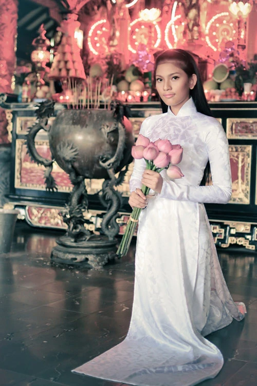 Trương Thị May viếng chùa ngày Vu Lan