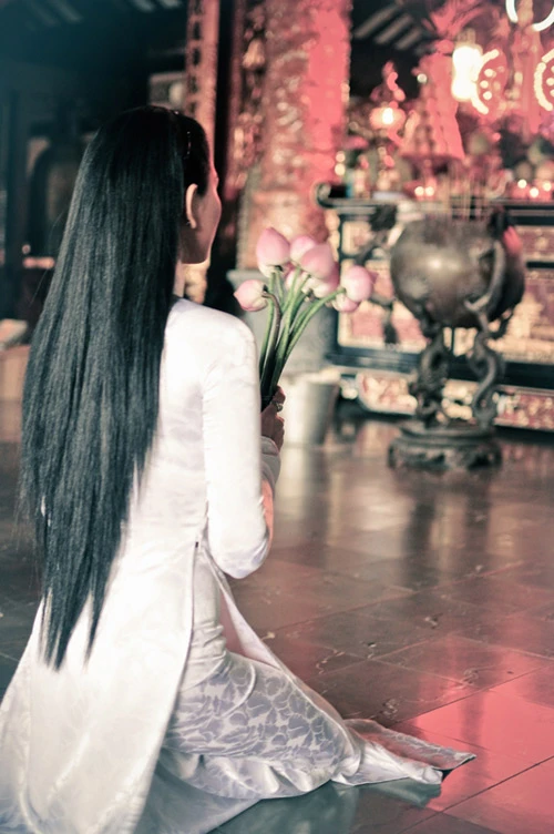 Trương Thị May viếng chùa ngày Vu Lan
