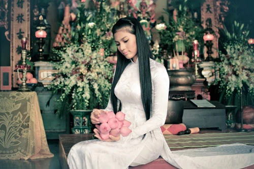 Trương Thị May viếng chùa ngày Vu Lan